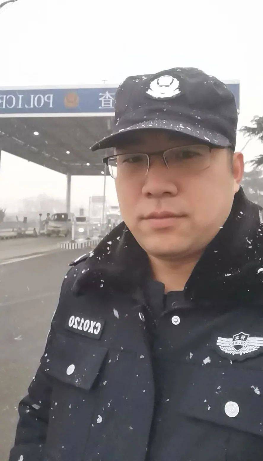史达警服照史达军装照史达,32岁,中共党员,2010年入伍,服役于中国人民