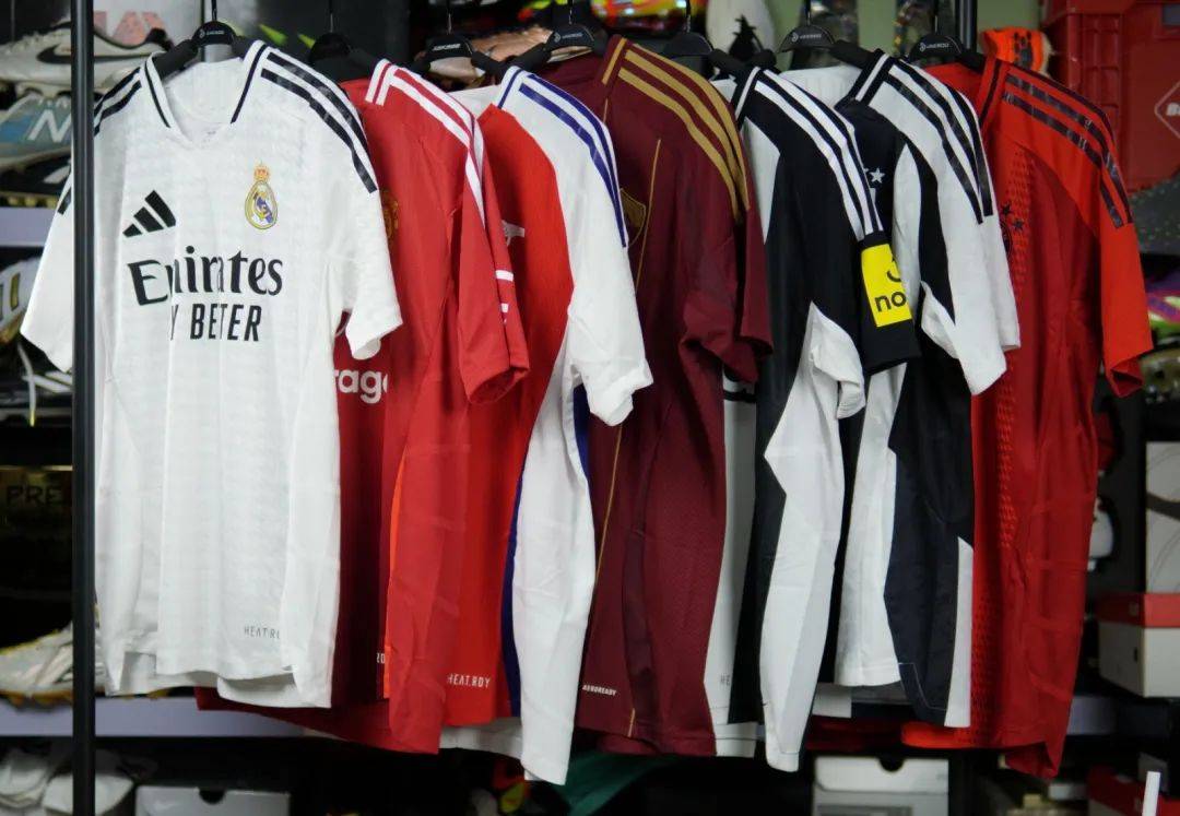 近观!adidas皇马2024/25赛季主场球员版球衣