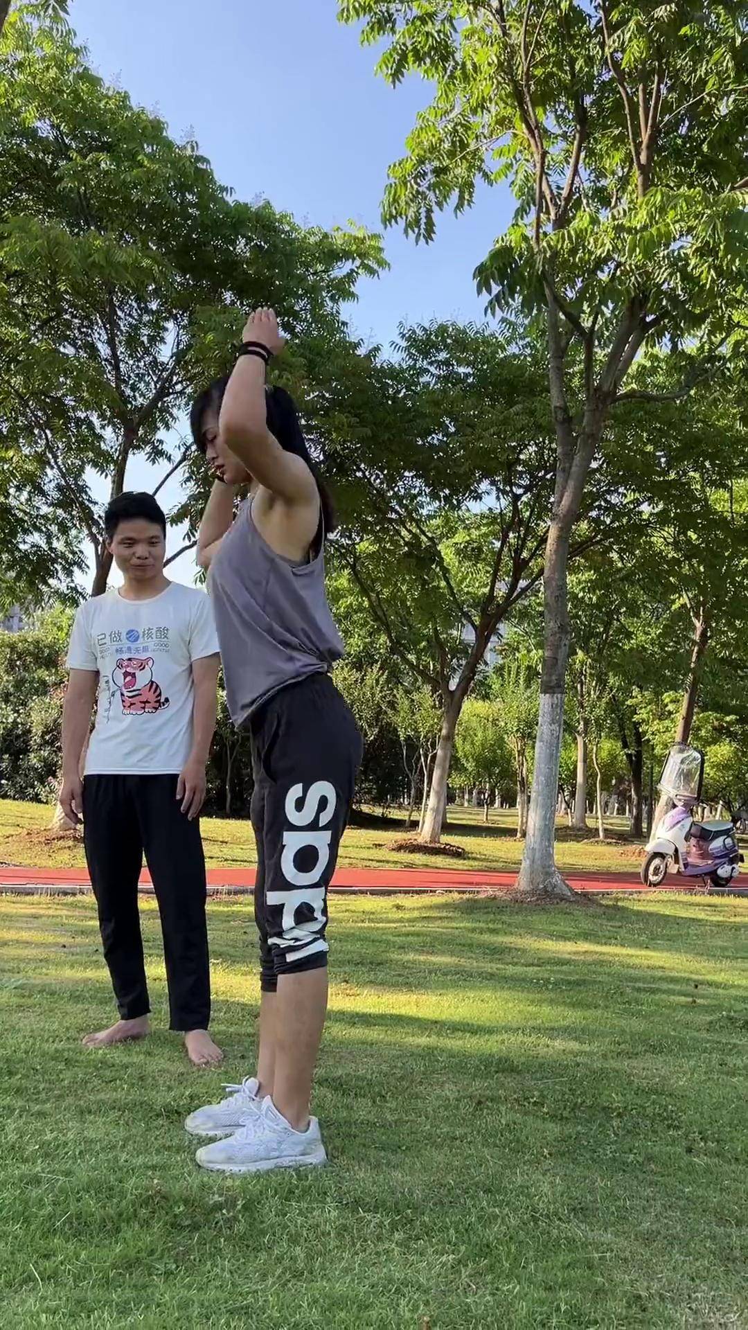 后手翻. 小翻. 女生室外训练