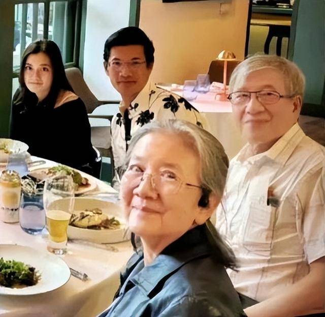 久违现身的王力宏晒全家福！全家合影尽显温馨，哥哥嫂子罕见露面