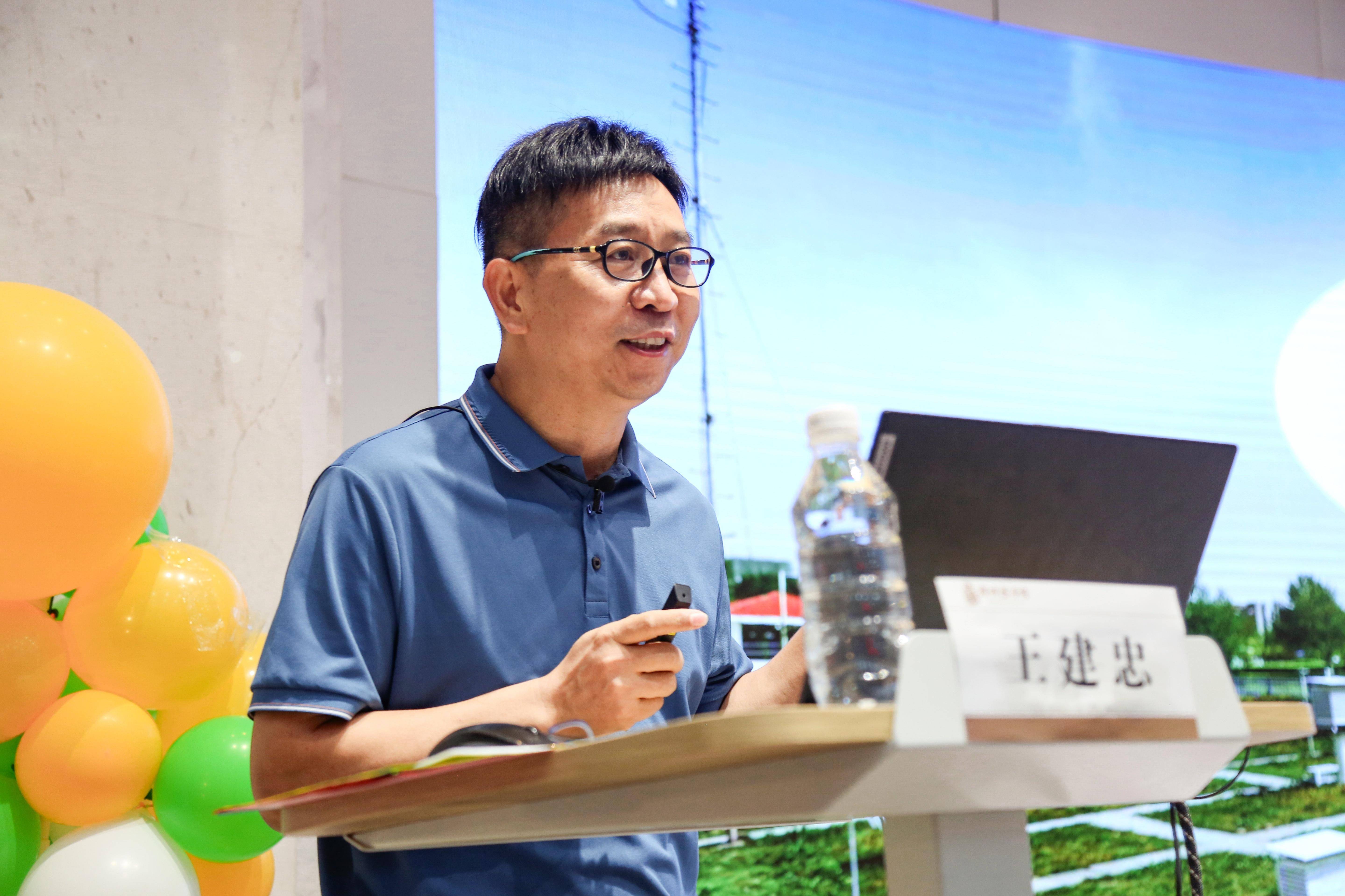 "讲座伊始,王建忠以幽默风趣的语言,浅显易懂的比喻抛出问题,引领孩子