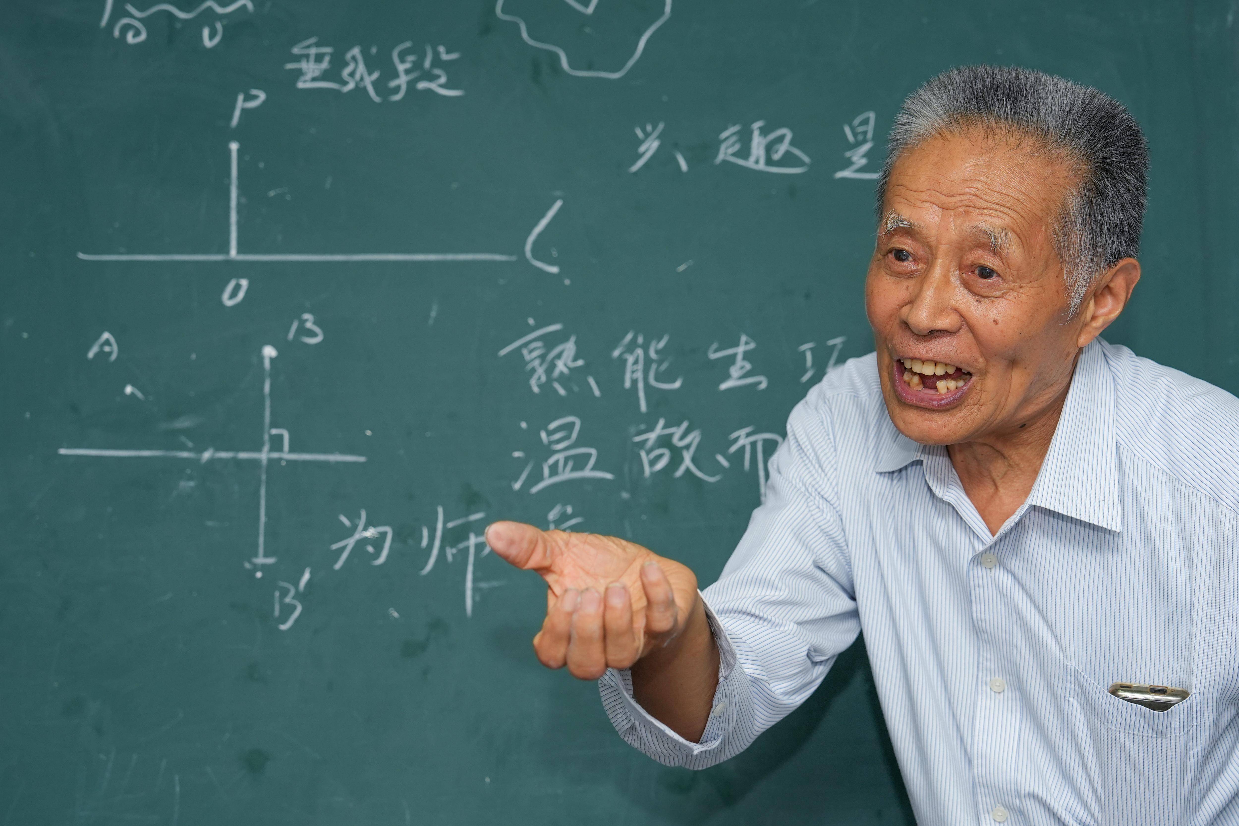 退而不休的马老师:坚守三尺讲台 守护乡村孩子梦想