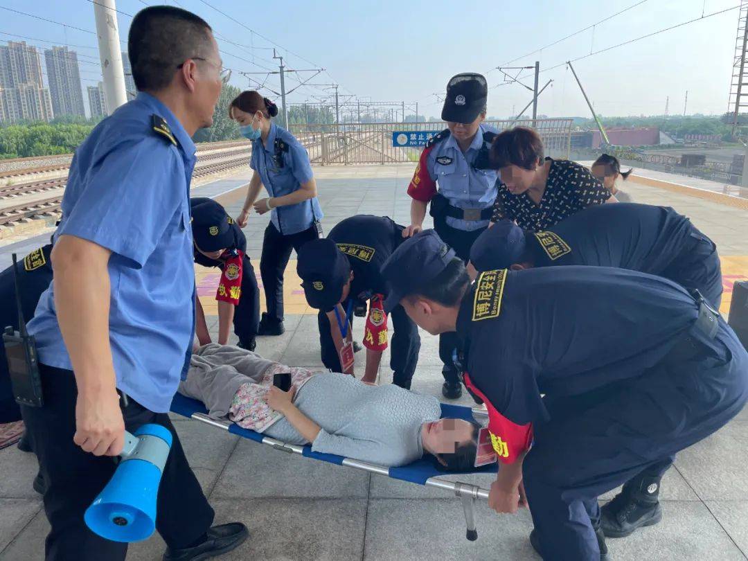 保定东站上演紧急救援 孕妇旅客母子平安_救护车_车厢_次列车