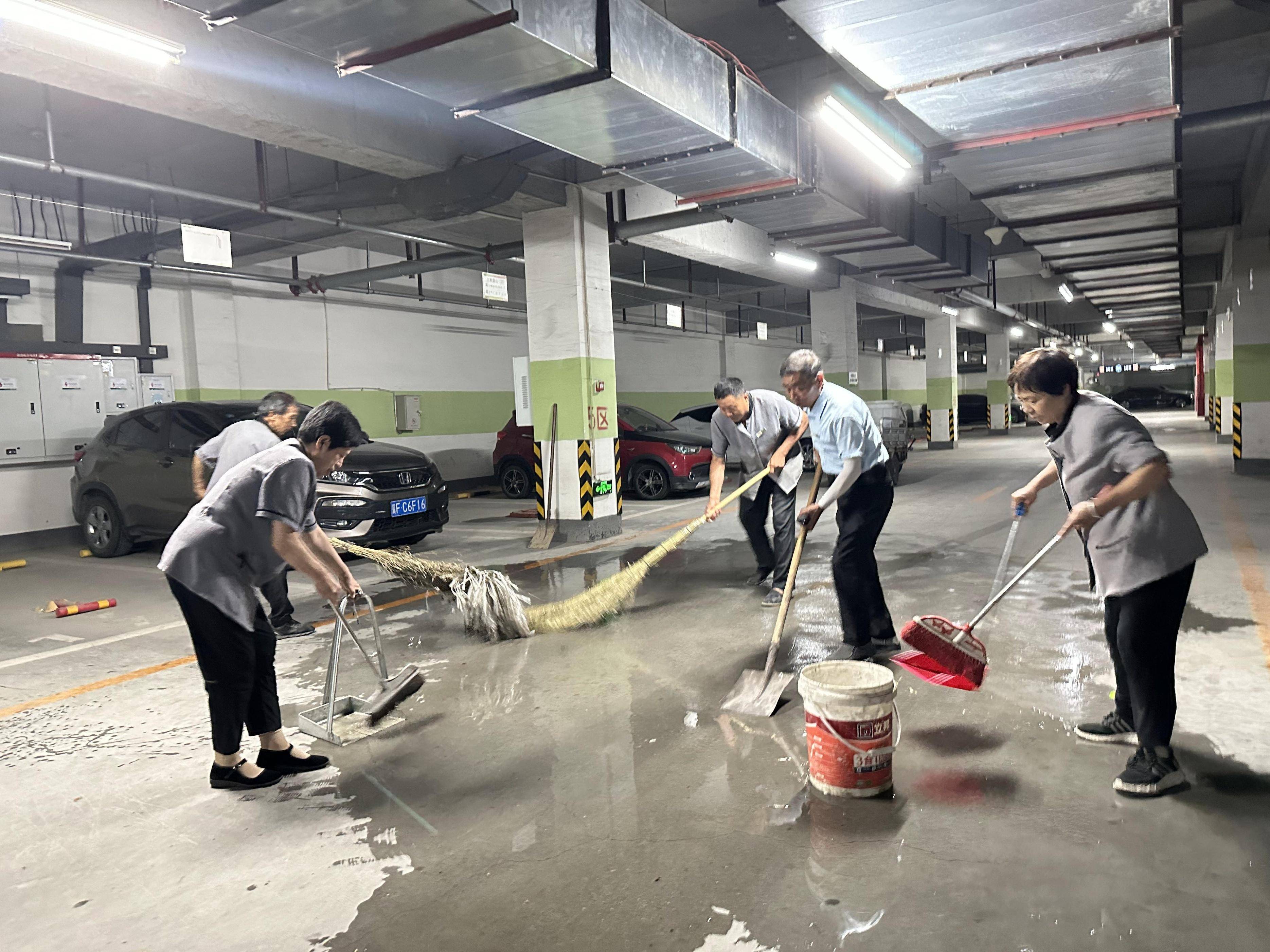 万和蓝山社区防汛应急小组闻"汛"而动,按照分工迅速深入小区各个角落