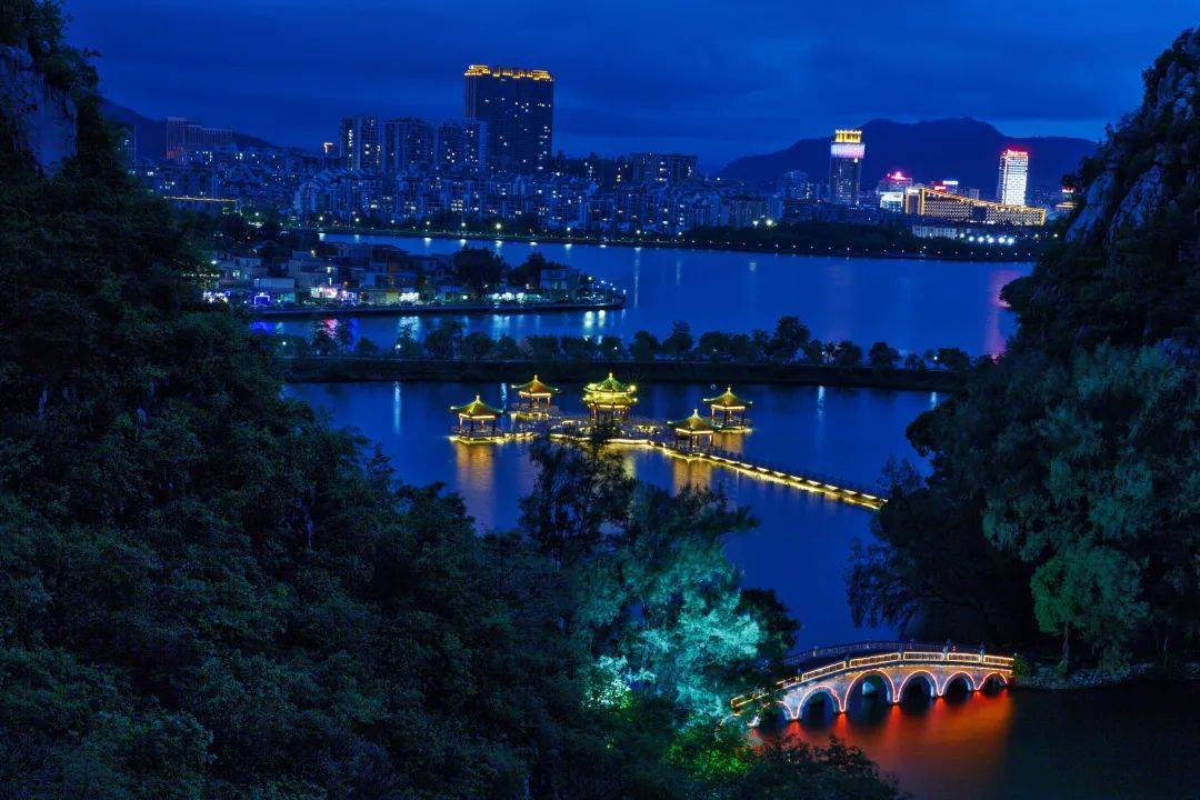 肇庆七星岩景区夜间免费开放,时间是