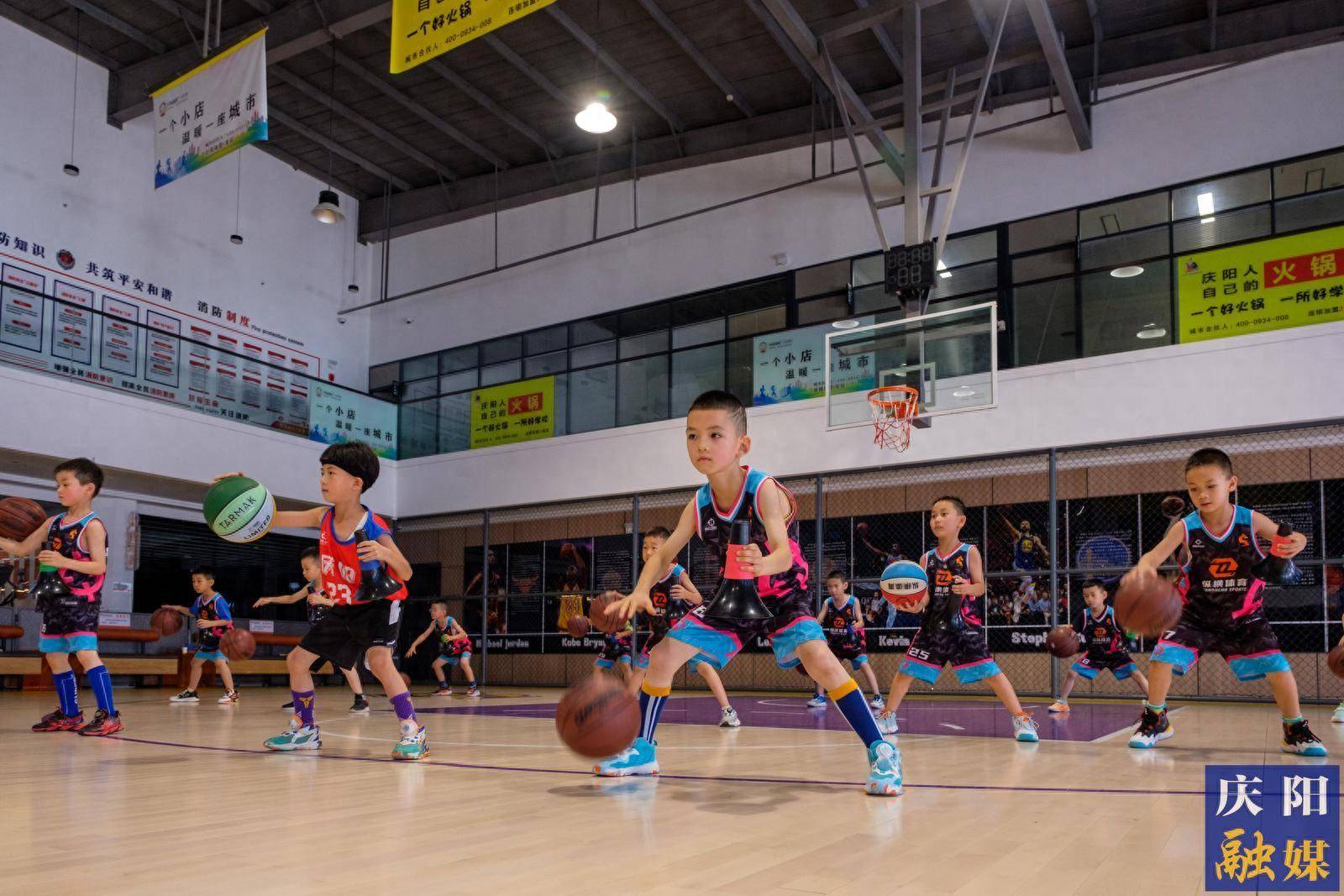 场馆内洋溢着青春与活力的气息,各类暑期篮球训练营在如火如荼地展开