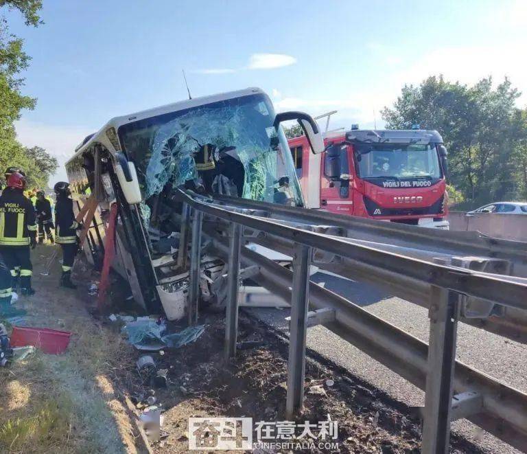 搭在中国旅游团的大巴在意大利发生重大车祸 致1死15伤