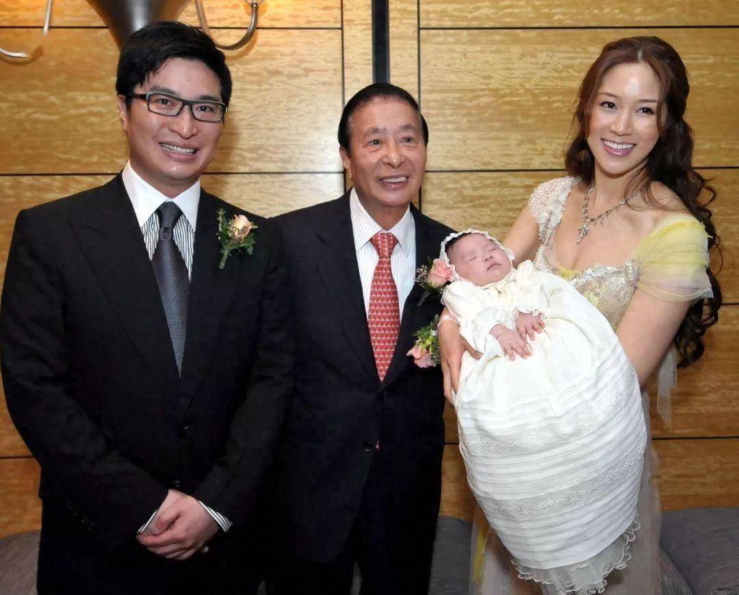 14岁已是"人间尤物", 被首富看中花10亿娶回家, 8年生四胎