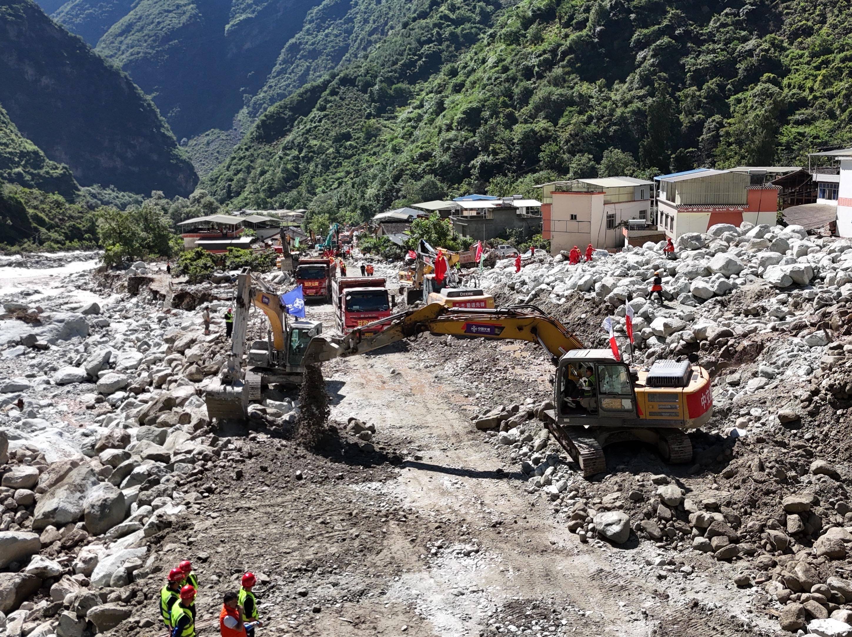新华社记者 刘坤 摄8月5日,在四川甘孜州康定市姑咱镇日地村,国道318