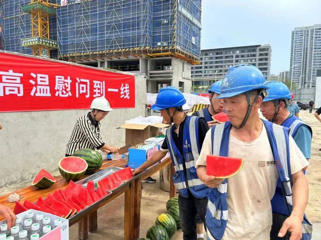 暑期户外劳动保障受关注，防暑降温与灵活服务成民生热点