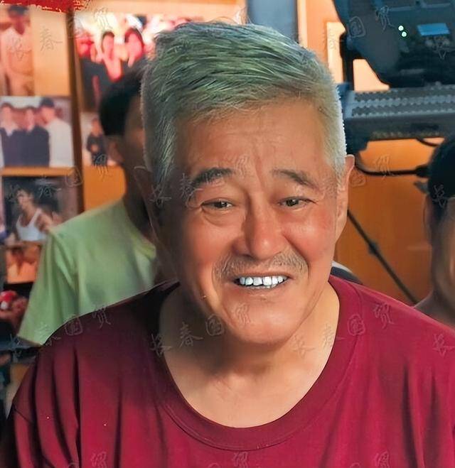 赵本山罕见露面给女儿球球扎辫子，67岁头发全白但精气神还不错