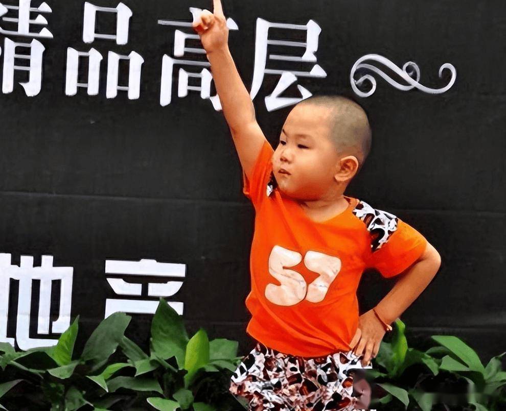 而张峻豪一上去就凭借自己的多才多艺和萌娃形象获得了观众和评委的