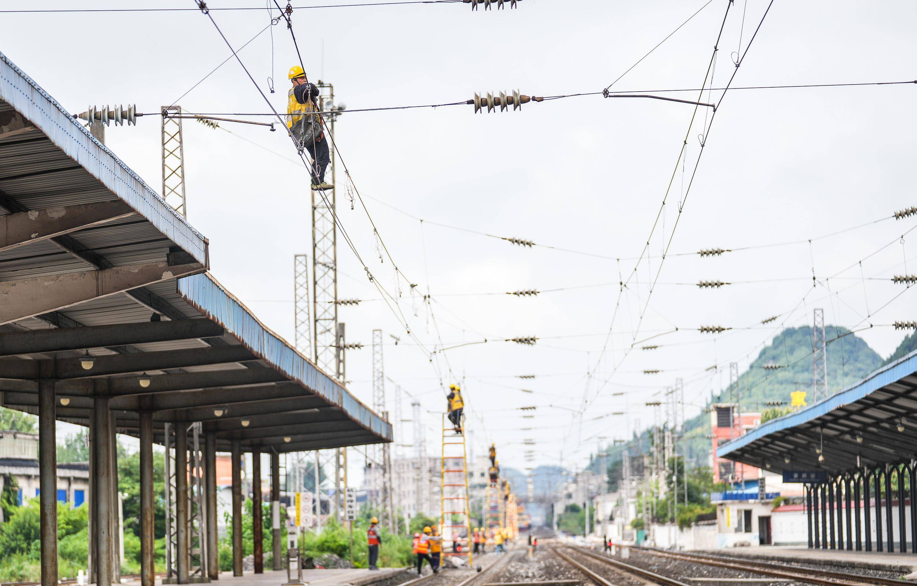 沪昆铁路贵州段集中大修施工忙