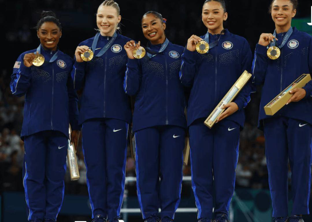 体操全能女王拜尔斯边夺金边怼特朗普,原来她是拜登派来的?