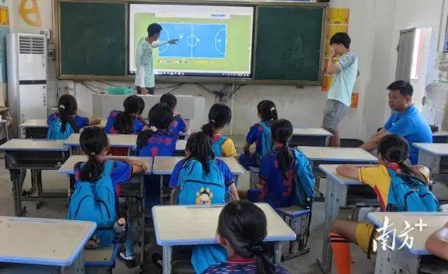 【运动】大坪镇埔心小学:大山里的女娃们,为足球梦想而努力拼搏