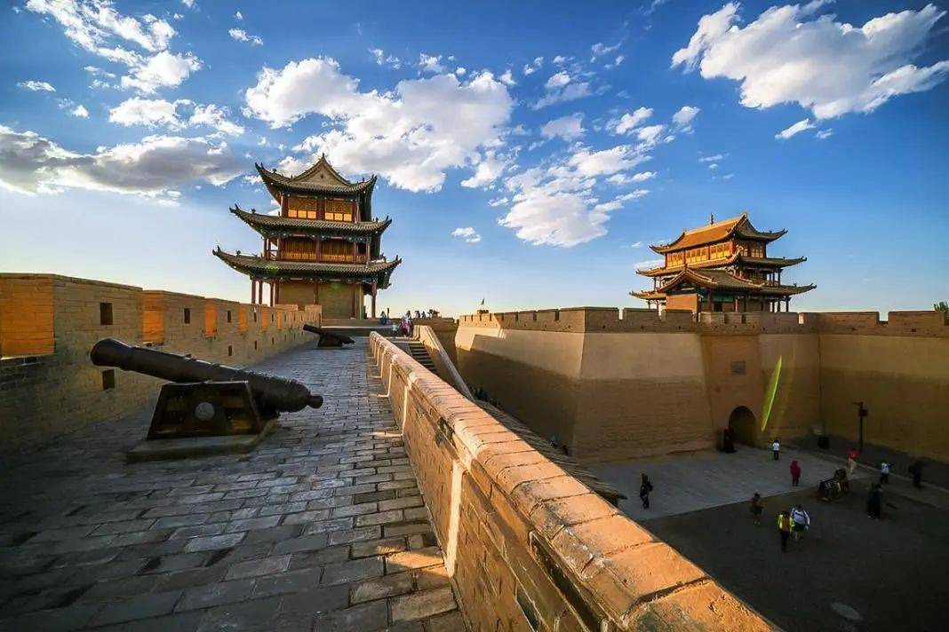 3,鸣沙山景区内可能产生的自费娱乐项目:区间车20元/人往返,骑骆驼100