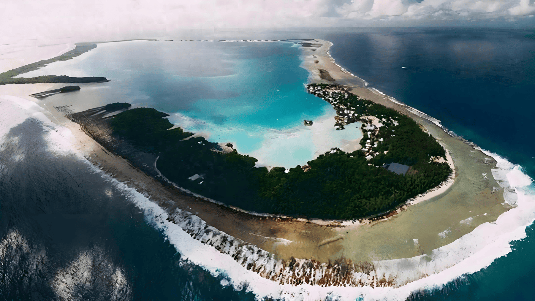 托克劳,一座仅拥五平方公里怀抱的群岛,宛如海洋中的一叶翠绿扁舟,其