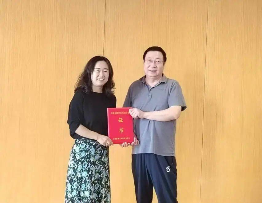 8月6日,区委农工委副书记盛东妮一行莅临顺义区水务局,为我局颁发了