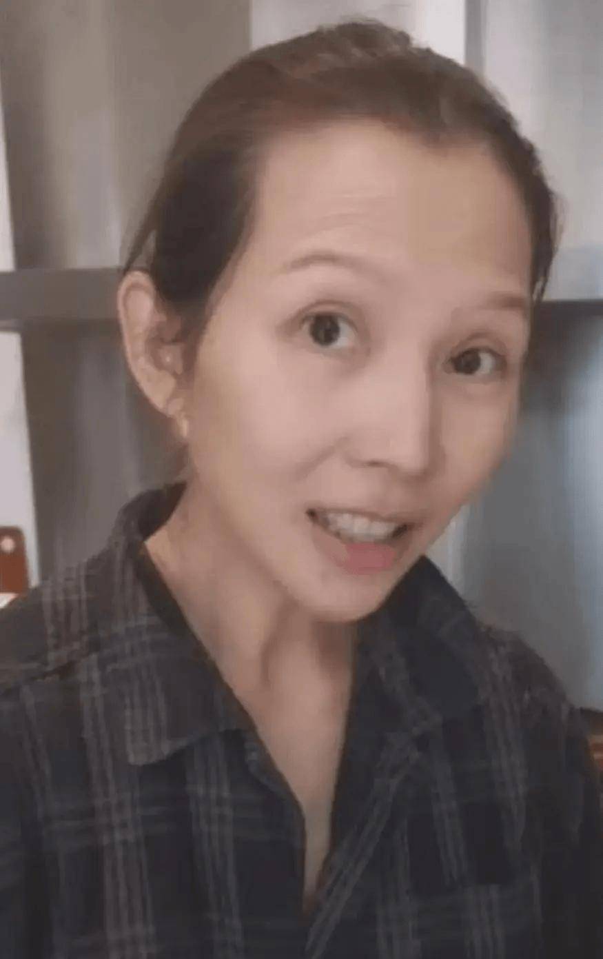 女明星断崖式衰老,董洁发际线光秃秃,胡杏儿产后脱发心酸