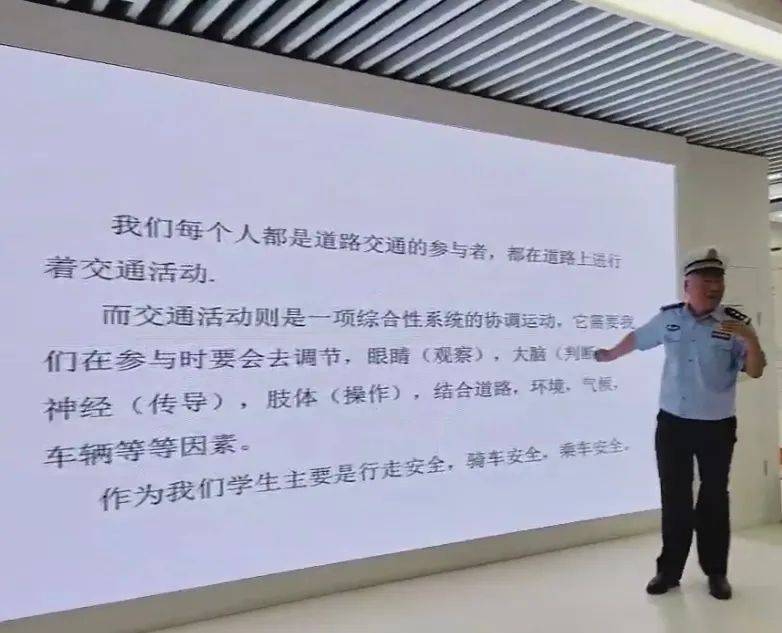 此次活动由长兴县公安局交通警察大队臧勇安警官主持,为参与的营员们