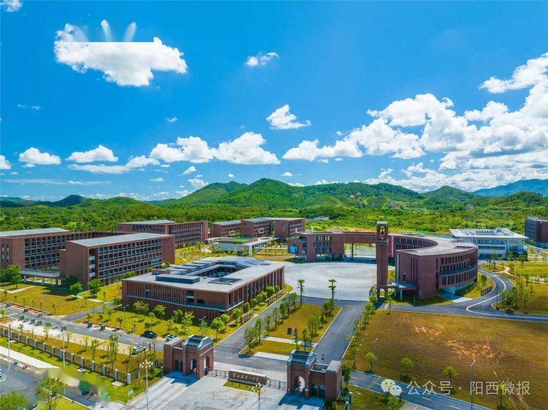 图为阳西二中师生.许王荣 摄两名博士回村受到乡亲热烈欢迎.