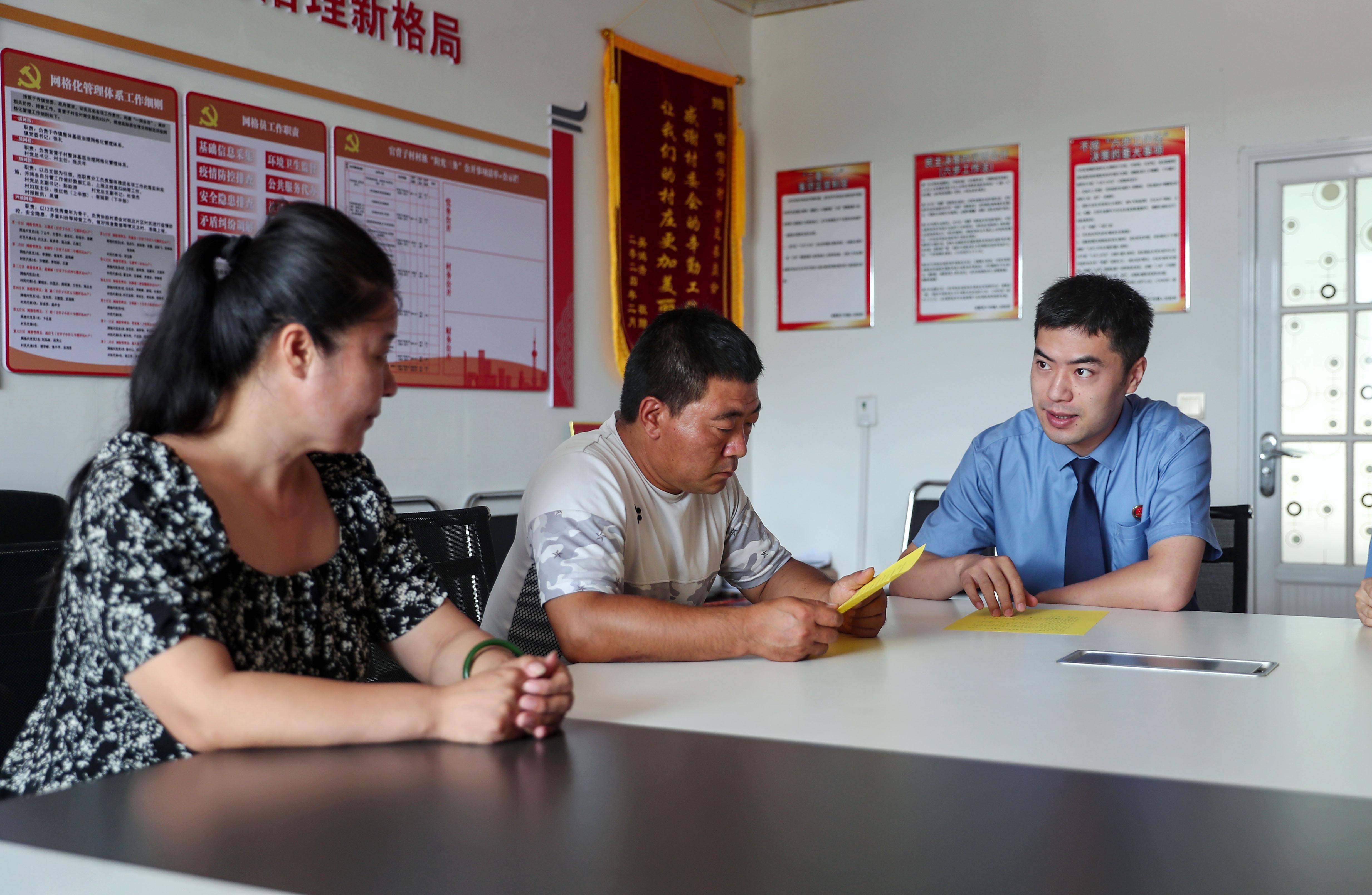 蒙古族自治县人民检察院检察人员在于寺镇官营子村向村民普及法律知识