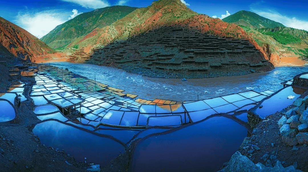 旅游景区距芒康县城120公里位于芒康县纳西民族乡澜沧江东西两岸盐井