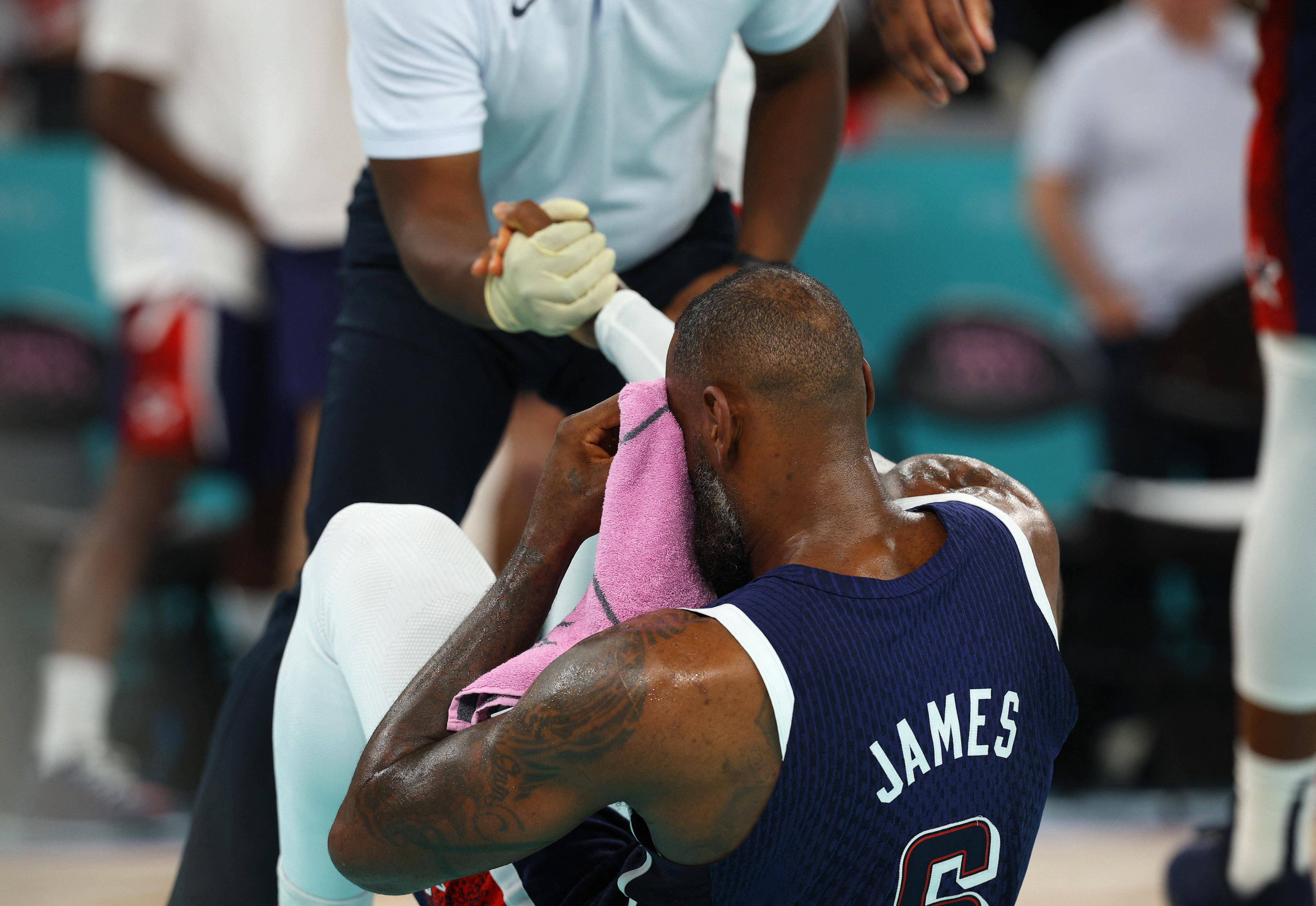 詹姆斯受伤高清图:遭巴西球员德保拉肘击 眉骨开裂渗血