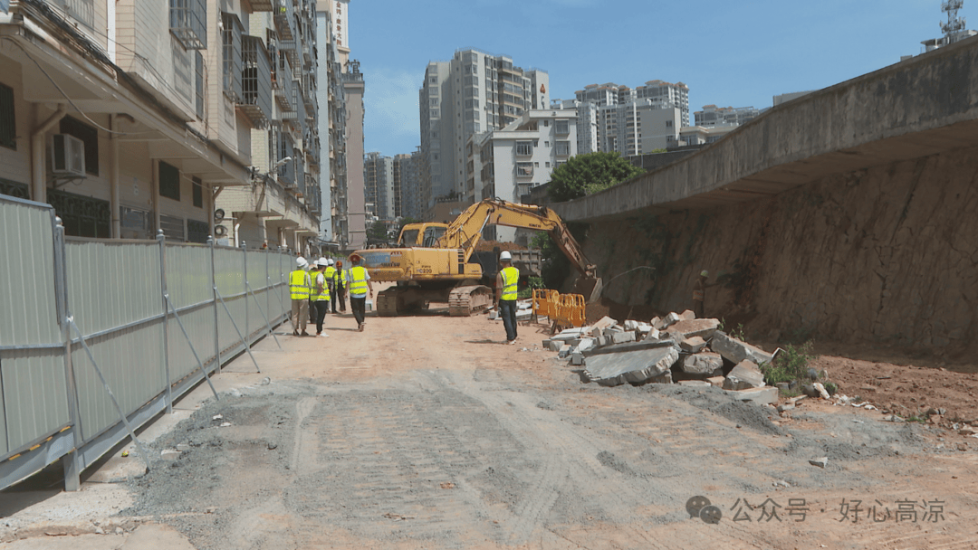 到市区石古垌泄洪渠修复重建工程施工现场,看到工地的围挡已建设完成