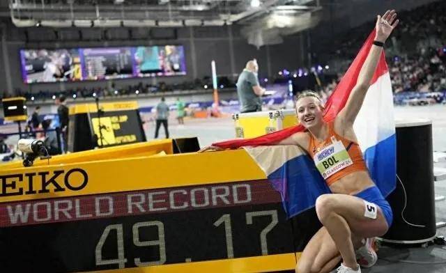顺便一说,去年8月布达佩斯世锦赛,米奇姐参加女子4x400米接力决赛也整