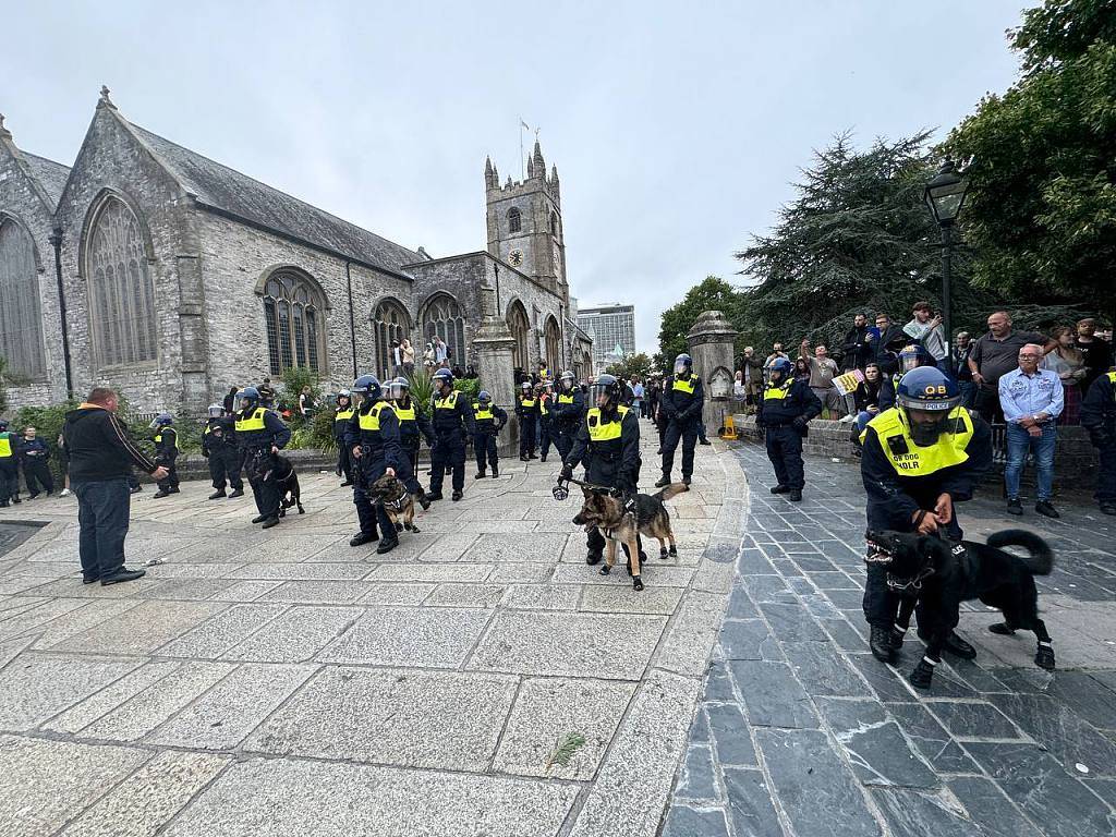 骚乱持续 英国部署4000防暴警察应对抗议