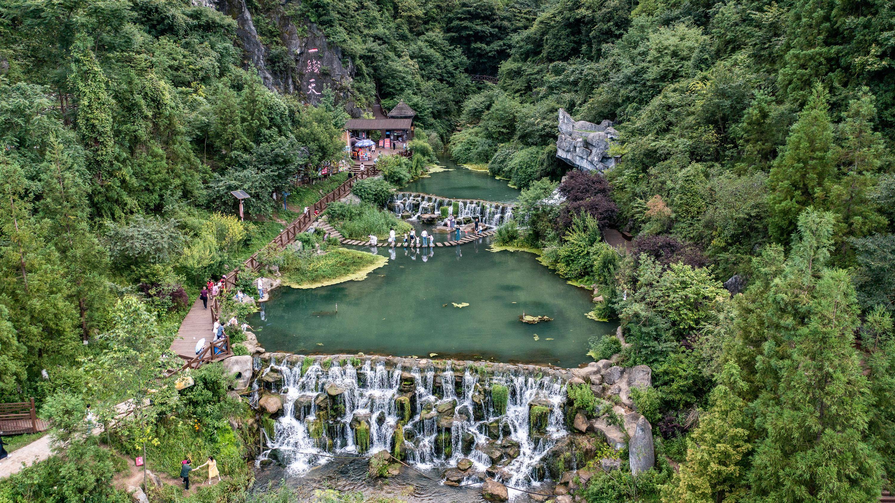 游客在贵州六盘水明湖国家湿地公园休憩(8月7日摄).
