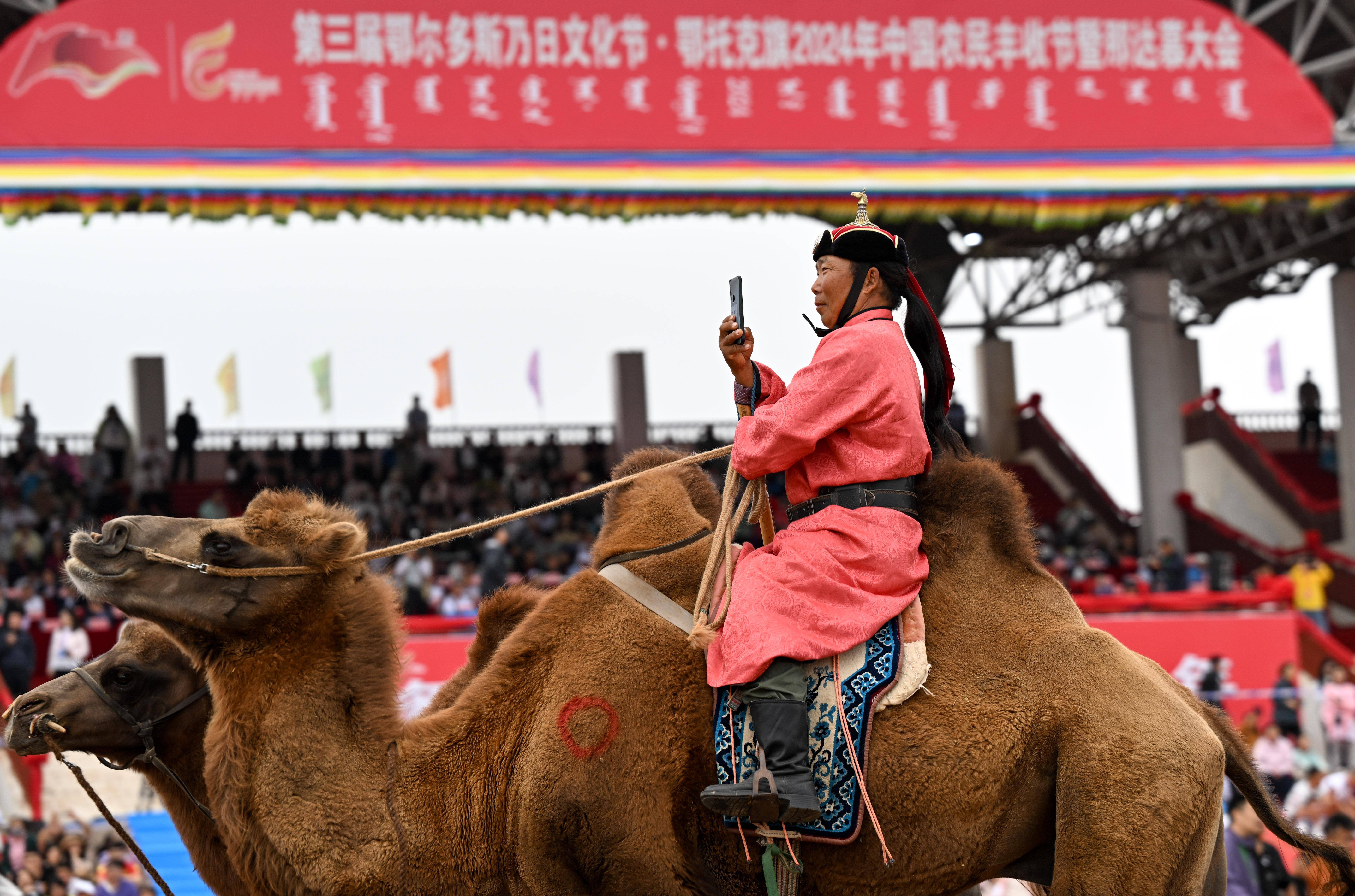 内蒙古鄂托克旗:共享多彩那达慕