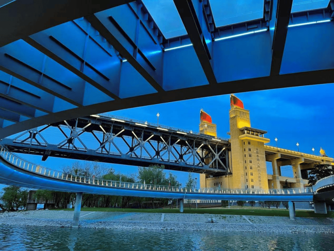 位于鼓楼区南京长江大桥南北桥头堡下,由南堡公园,北堡公园,桥区绿地