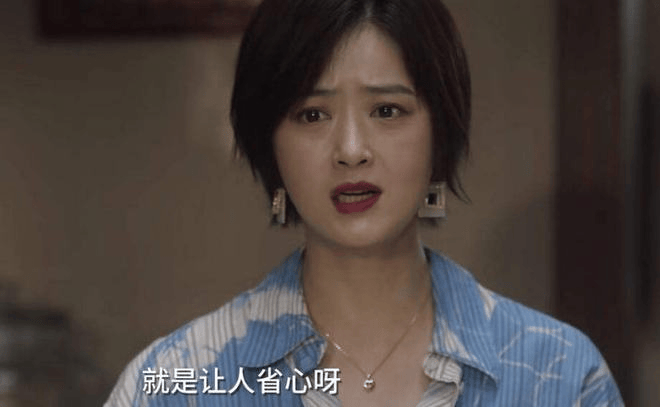 在《小舍得》中,蒋欣饰演的孩子妈妈田雨岚执着于"出人头地",也执念于