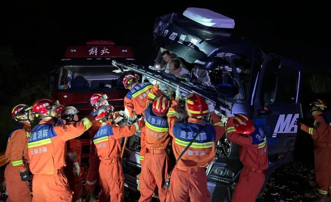 高速两挂车相撞 夫妻双双被困 楚雄消防紧急营救_救援_驾驶员_人员