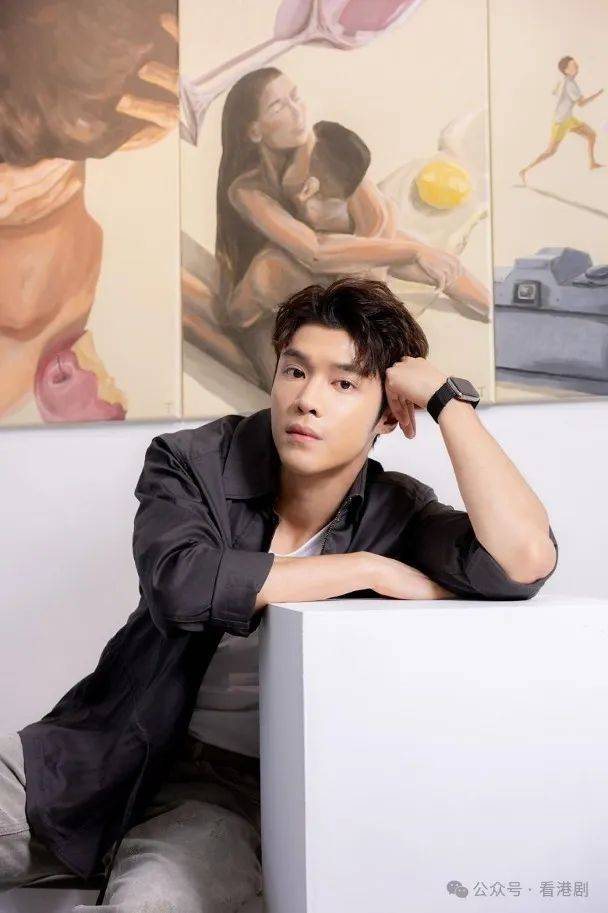 无綫力捧小生丁子朗筹备多时的个人画展,终于达成愿望