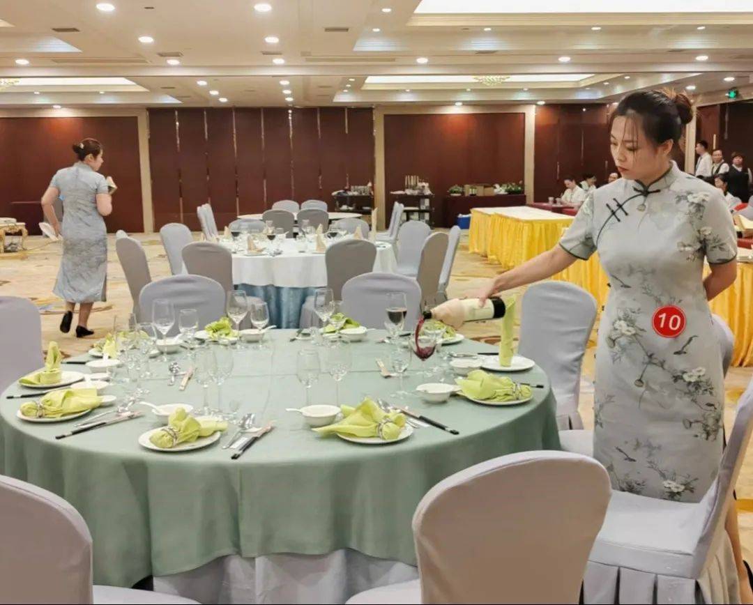 此次大赛设置前厅服务,客房服务,中餐宴会摆台和西餐宴会摆台四个项目