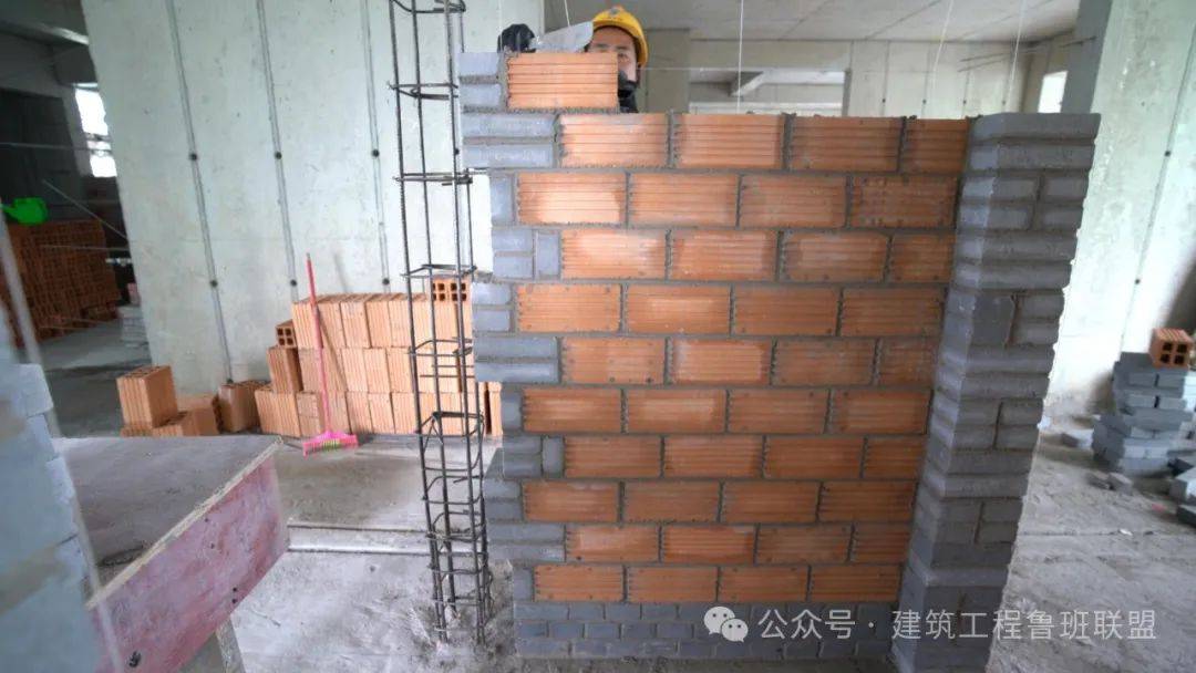 构造柱部位马牙槎砌筑门窗洞口两侧实心砖镶嵌窗台压顶每日砌筑高度