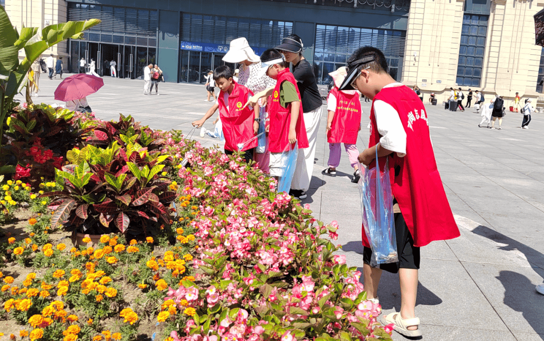 松花江街道开展"清洁城市窗口,文明礼赢亚冬会"公益活动