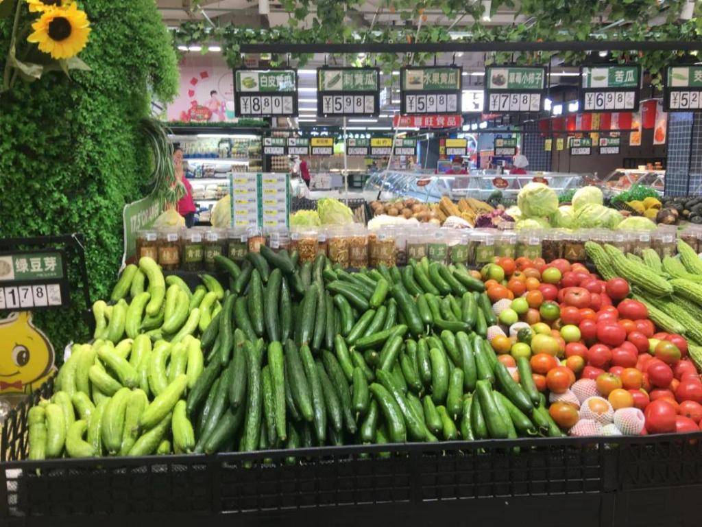 在利客来超市的蔬菜区,半岛全媒体记者看到有工作人员将一大包芸豆拆