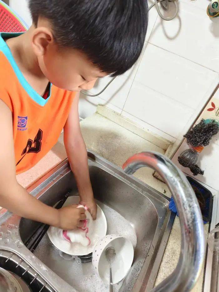 一个个劳动小能手认真的样子真的可爱极了!