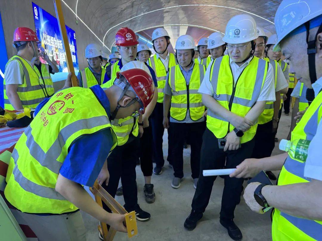 期间,青岛地铁集团组织各参建单位深入地铁施工现场进行观摩,直观感受