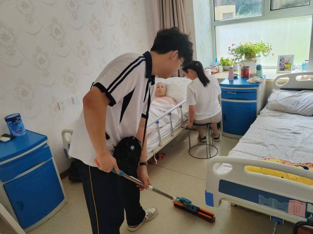 陪伴点亮夕阳——青岛六中2023级10班举行养老院志愿服务活动