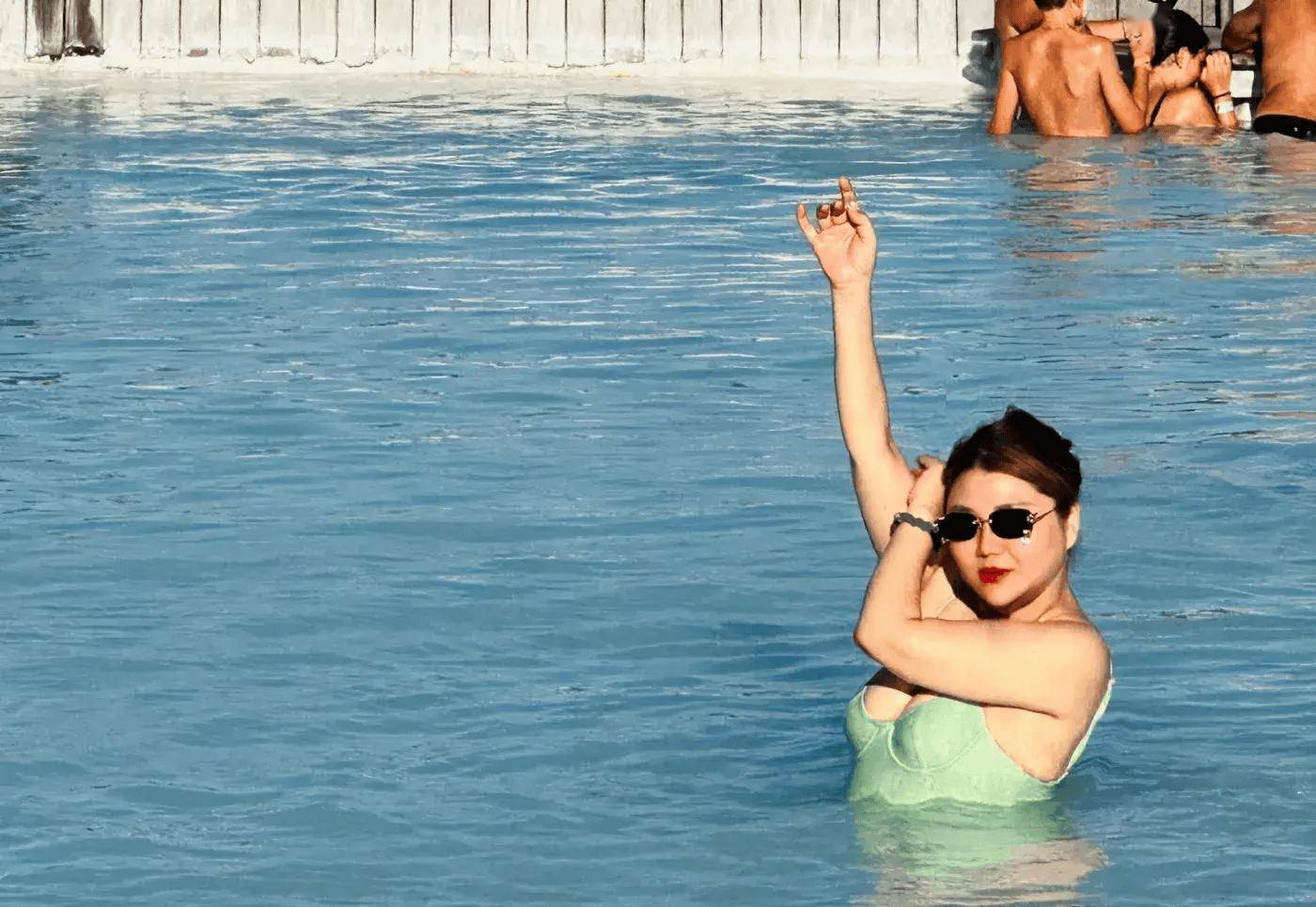 杨天真"敢穿敢秀",一袭碎花吊带连体泳衣,丰腴美清凉又好看