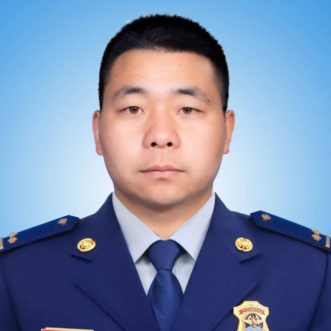 现任青冈县中央大街消防救援站站长,三级指挥员消防救援衔