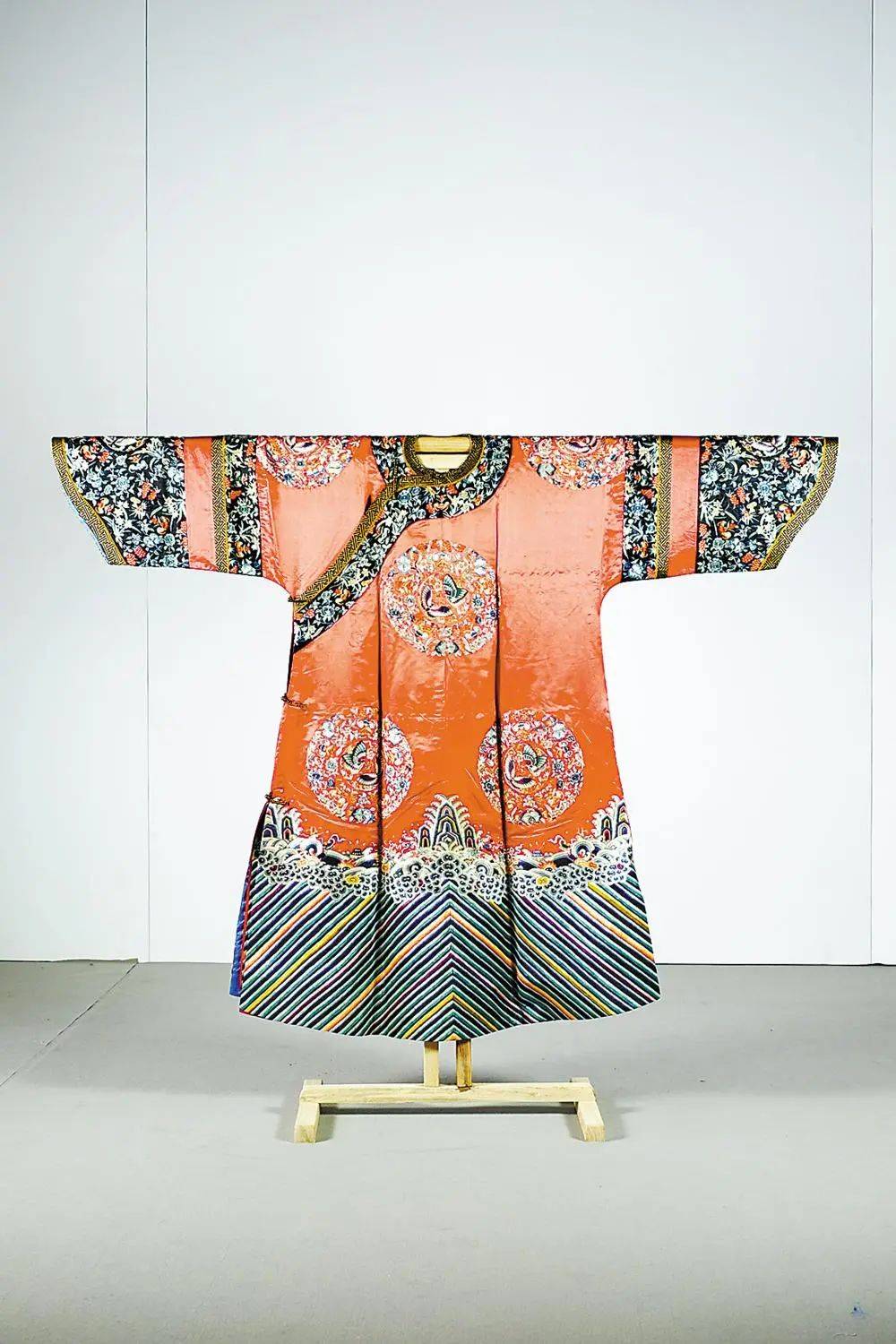 清代道光大红缎彩绣八团蝶恋花纹夹袍,清代蓝暗花纱织彩云金花纹花袍