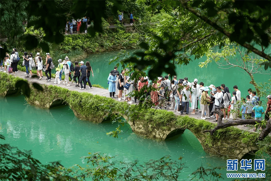 荔波暑期旅游人气旺!游客徜徉在青山绿水间,享受夏日清凉
