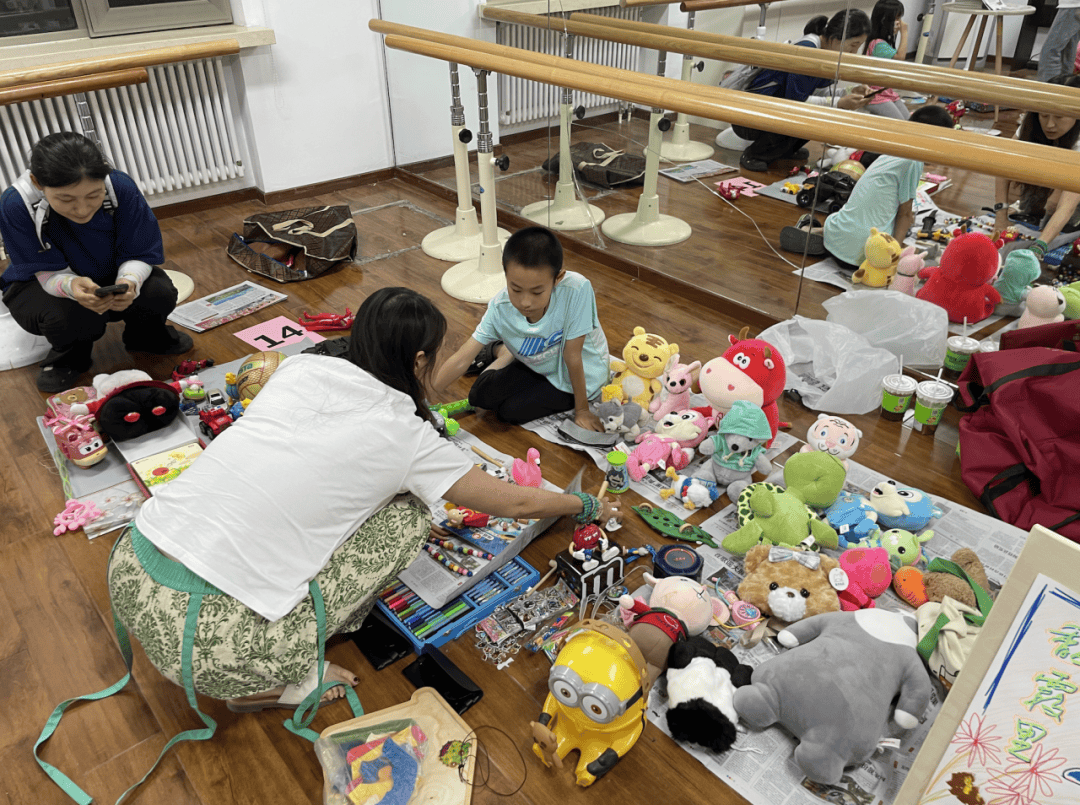 每个"小摊主"的摊位前都摆满了图书,文具,工艺品,饰物,玩具等闲置物品