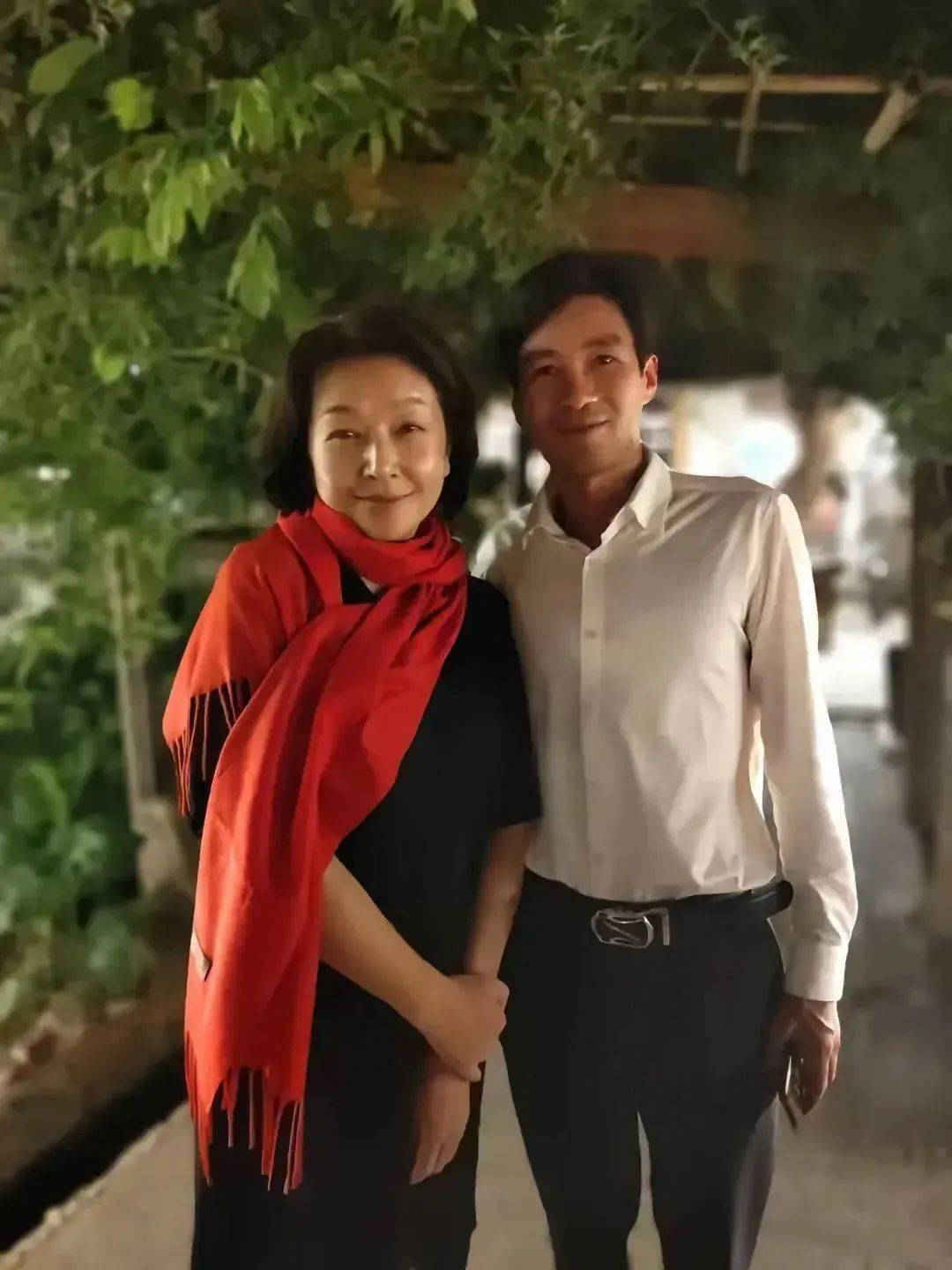 终于见到江珊真实样,二婚后发福发腮,甚至没素人漂亮,田小洁身材干瘦